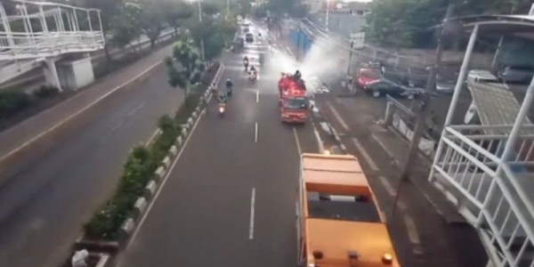 Damkar Jaktim Semprotkan Disinfektan di Sepanjang Jalan dan Halte Bus