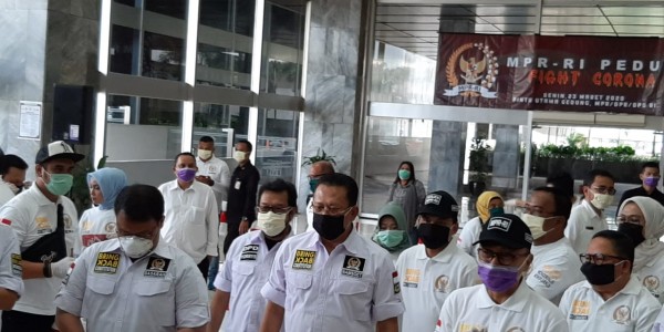Lawan Corona, MPR Bagikan 1000 Paket Masker dan Hand Sanitizer 