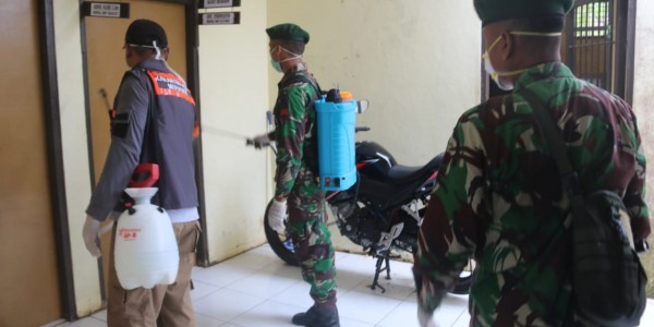 Cegah Corona di Perbatasan, TNI-Polri Lakukan Penyemprotan Disinfektan