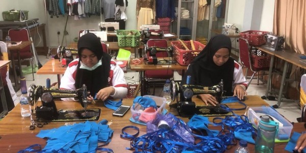 Menaker Ida Fauziyah Intruksikan Bantuan Padat Karya Dan BLK Produksi Masker Untuk Pencegahan  Covid 19.