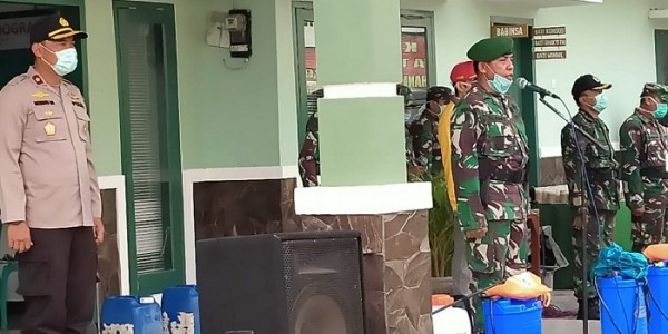 Tangkal Corona Di Kecamatan Semampir, TNI-Polri Lakukan Penyemprotan