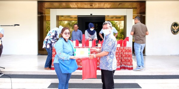 Warga Indonesia Sambut Hangat Pembagian Masker di KBRI Bandar Seri Begawan