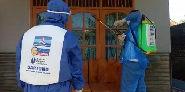Berantas Corona, Politisi Demokrat Ini Semprot Disinfektan di 5 Kabupaten