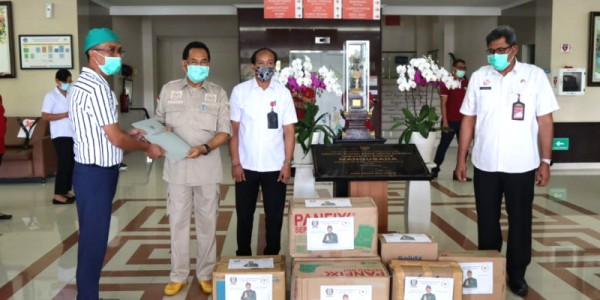 Aksi Nyata Anggota DPD RI AA GDE Agung Bantu Tenaga Medis Lawan Covid 19