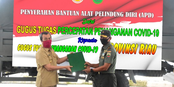 TNI Serahkan Ribuan APD dan Rapid Test