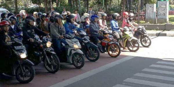 Pengendara Sepeda Motor Boleh Bonceng Penumpang Asal Satu Alamat
