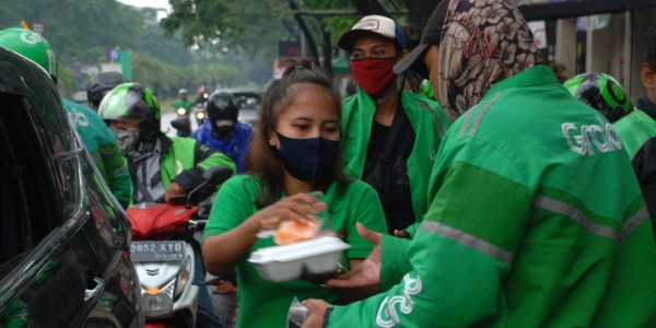 Cofenofe Berbagi Kepada Pengemudi Ojek Online