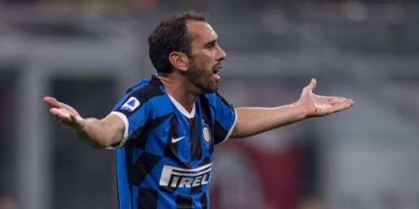 Setan Merah dan Spur Berebut Bek Gaek Inter Milan