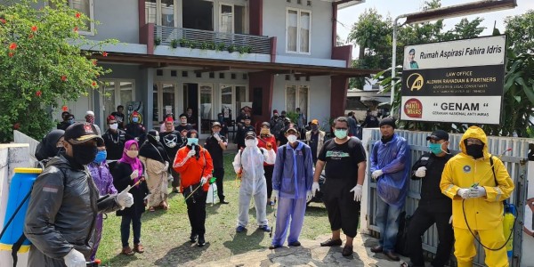 Mako Pusat Bang Japar bersama RW 05 Semprotkan Disinfektan di Jatipadang Jaksel