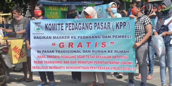 Komite Pedagang Pasar Bagikan Ribuan Masker Ke Pedagang Dan Pembeli Di Pasar Tradisional
