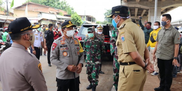 Kapolda Metro Jaya Bersama Pangdam Jaya Check Pelaksana PSBB Dan Distribusi Sembako Dibagikan Ke Masyarakat