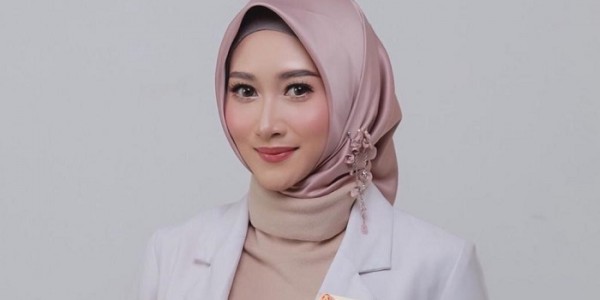 Kisah Sukses Dokter Vanda Yang Juga Membidangi Make Up Artist, Seperti Apa Ceritanya?
