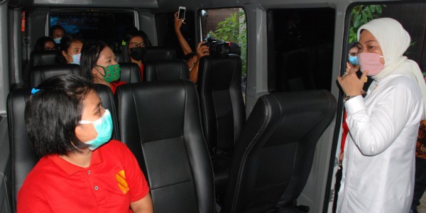 Menaker Ida Fauziyah Melepas Pemulangan 101 CPMI Ke Kampung Halaman Akibat Covid-19