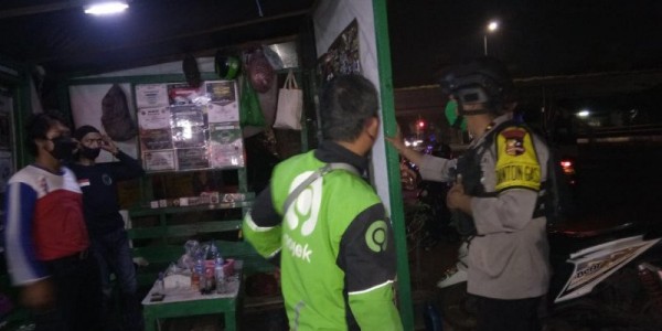 Brimob Bubarkan Krumunan Remaja Sedang Pesta Miras