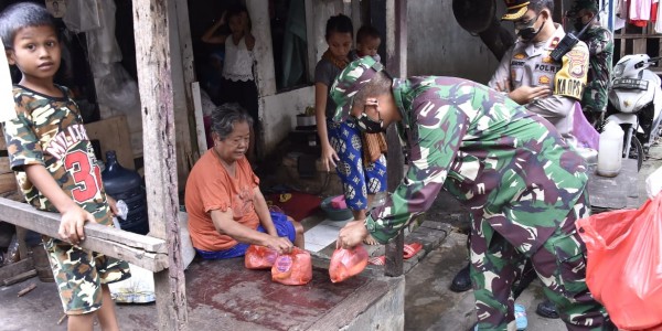 1.200 Nasi Bungkus Dibagikan Prajurit TNI-Polri Untuk Warga Kapuk