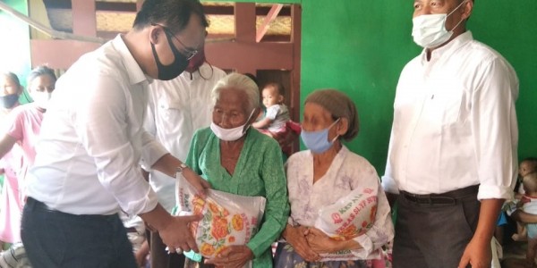 Berikan Sembako ke Warga Bekasi, Obon Tabroni : Insyaallah Kita Saling Menguatkan