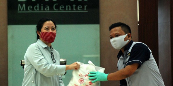 Ketua DPR RI  Puan Maharani  Serahkan Bantuan Sembako Kepada Satpam, Office Boy, Petugas Taman,Pengemudi Online