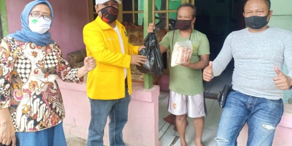 Fraksi Golkar Bekasi Salurkan Sembako ke Warga Miskin