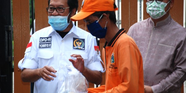 Komite II DPD RI Peduli Ramadhan Bagi 400 Paket Makanan