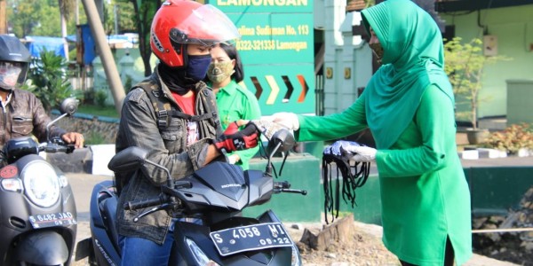 Cegah Virus Corona, Istri Prajurit Bagikan Masker