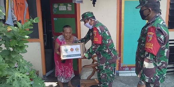 Babinsa di Surabaya Utara Bergerak Salurkan Paket Sembako