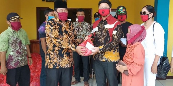 Fraksi PDIP Bekasi Bagikan 400 Paket Sembako dan Uang Cash