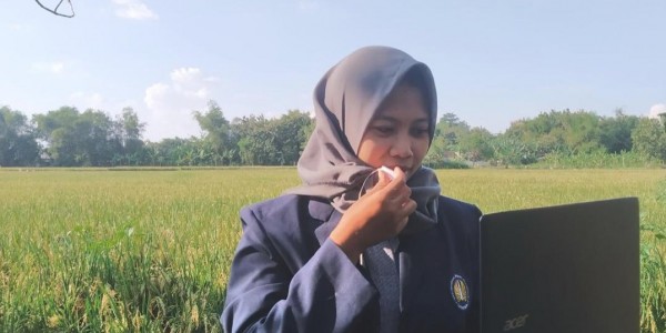 Sinyal Ambyar, Mahasiswa Unesa Ujian Seminar Proposal Skripsi di Sawah