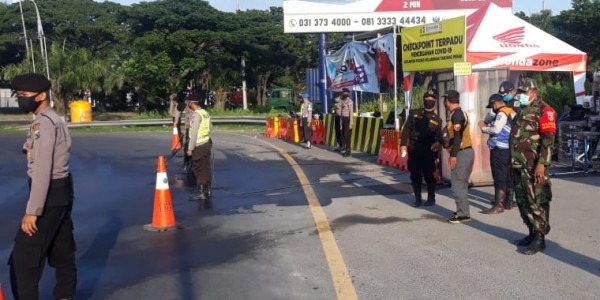 Aparat Gabungan Siaga di Pintu Tol Keluar Surabaya