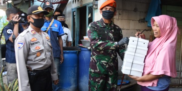 Paskhas TNI AU Bagikan 2.225 Takjil dan Nasi Kotak Untuk Warga Berbuka Puasa