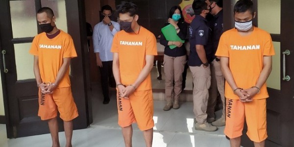 Diekspos Polisi, Ferdian Paleka 'Sembako Sampah' Pakai Baju Tahanan dan Diborgol