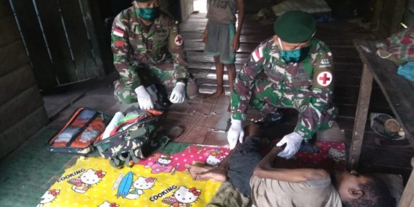Satgas Pamtas Yonif 411 Kostrad Gelar Pengobatan Keliling di Papua