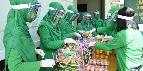 Persit Salurkan Bantuan Sembako ke Warga