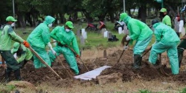 Penggali Kubur di Lamongan Dapat Kado Bingkisan