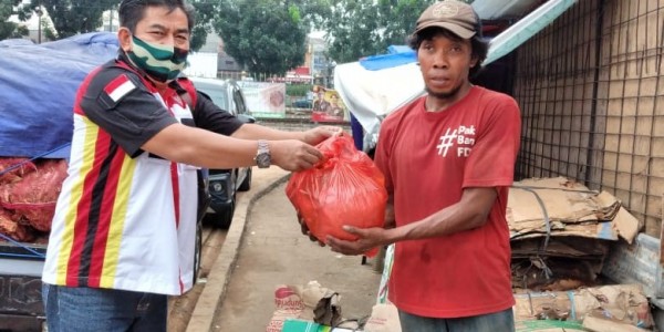 Di Tengah Pandemi Covid-19, Forum Putra-Putri Pariaman Bagikan Sembako Untuk Warga