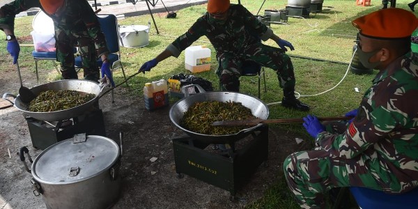 Dapur Lapangan OASE dan Dharma Pertiwi Siapkan 2.225 Nasi Kotak Untuk Warga