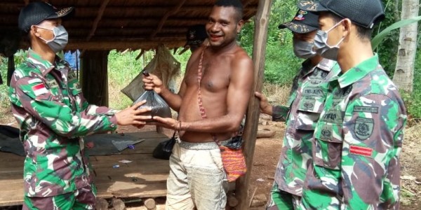 Satgas Yonif 411 Kostrad Bagikan Sembako dan Masker di Kampung Baidub Papua