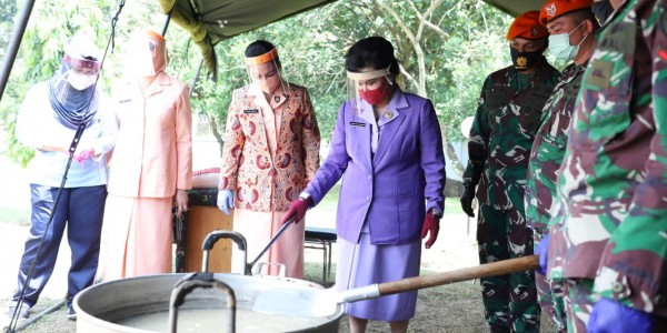 Ketum Dharma Pertiwi Tinjau Dapur Kemanusiaan Covid-19
