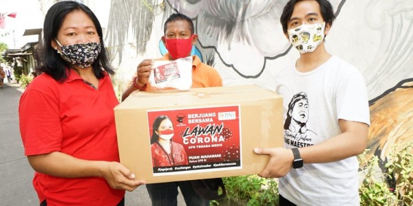 Gibran Bersama Relawan Salurkan Bantuan Ribuan Masker dari Puan Maharani