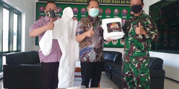 Masyarakat Kediri Serahkan 100 Alat Pelindung Diri