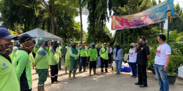 Ketua MPR RI Beri Bantuan Sembako Untuk Petugas Pemakaman Karet Bivak