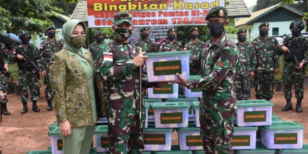 Danrem 174 Merauke Bagikan Bingkisan Lebaran ke Pos Perbatasan