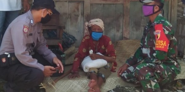 Dapat Sembako Gratis Dari TNI, Mbah Tarmi Terharu