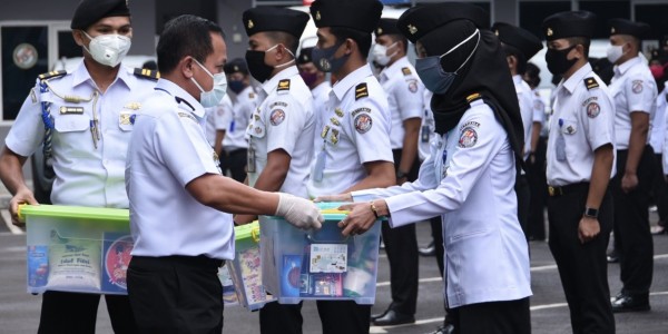 Berikan Bingkisan Lebaran, Kepala Bakamla : Semoga Bermanfaat