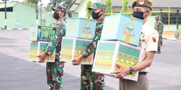 Danrem 084 Bhaskara Jaya Serahkan Paket Lebaran