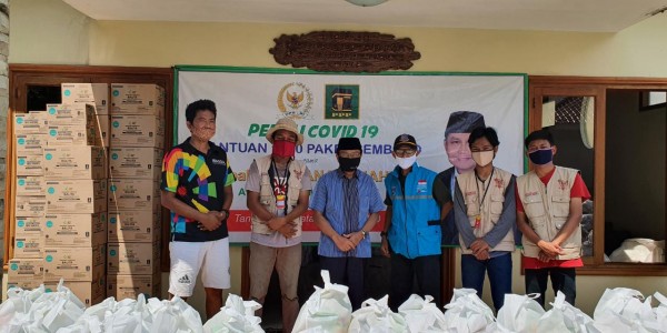 Komisi IX DPR Beri Bantuan APD Dan Sembako Kepada Warga Terdampak Covid-19