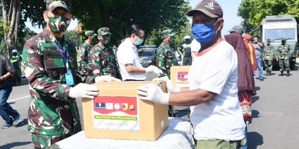 Pangdam Brawijaya Salurkan Sembako Kepada Para Veteran