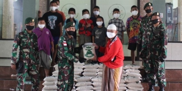 Yonif Mekanis Raider 413/Bremoro Salurkan Zakat 3 Ton Beras