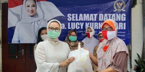 Salurkan 10.000 Paket Sembako, Lucy Kurniasari : Ayo Rek, Gotong Royong