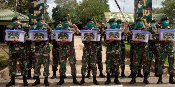Alhamdulillah, TNI di Perbatasan Papua Terima Paket Lebaran