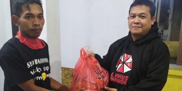 Anggota DPR RI Fraksi PDIP Bagikan Paket Sembako ke Warga Bondowoso